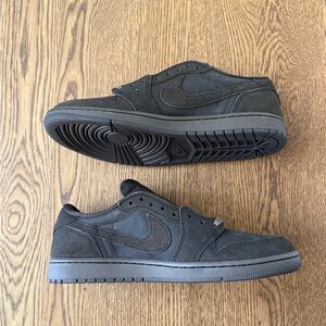 NWT Jordan 1 Retro Low OG SP
Travis Scott Velvet Brown sz 11